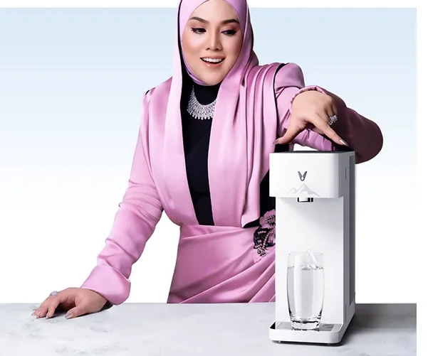 Shila Amzah bersama unit VIOMI inno di atas kaunter