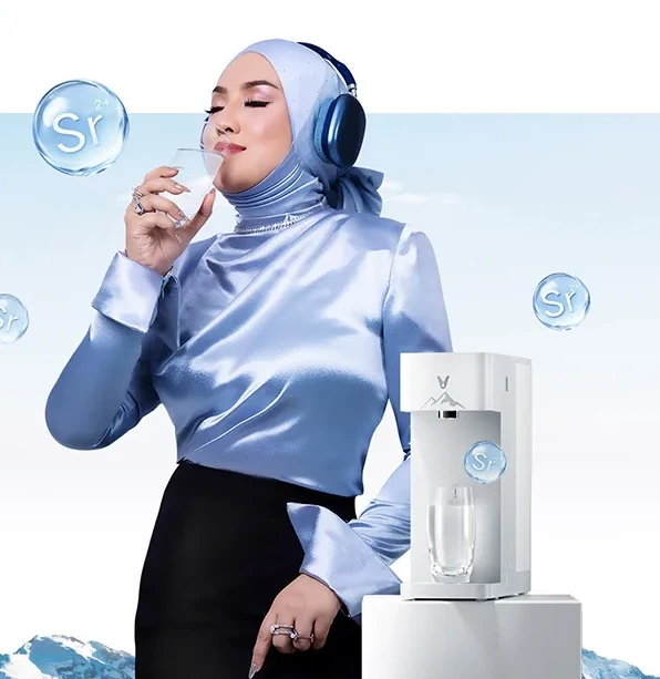 Shila Amzah meminum segelas air di sebelah unit VIOMI inno